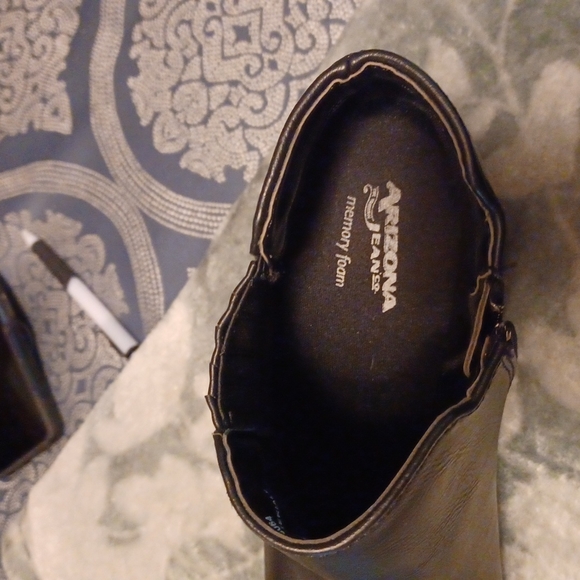 Boots - Picture 4 of 4